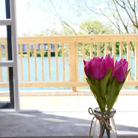 度假居 New - Water Lily Luxury Lakeside *