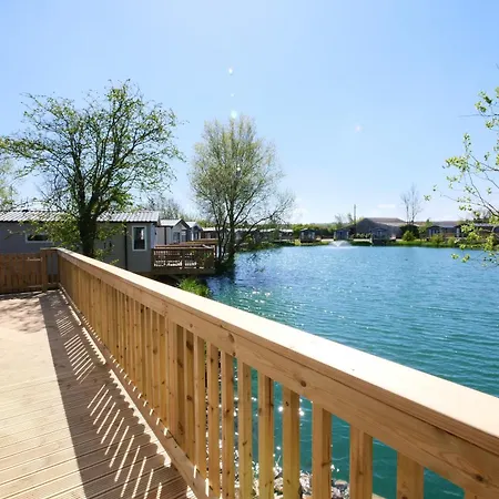 度假居 New - Water Lily Luxury Lakeside 马尔顿
