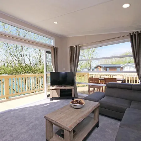 New - Water Lily Luxury Lakeside *