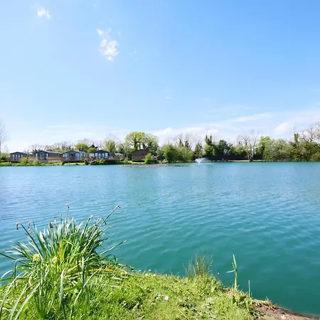 New - Water Lily Luxury Lakeside 马尔顿