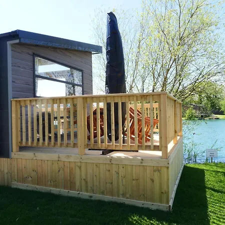 New - Water Lily Luxury Lakeside 度假居 *