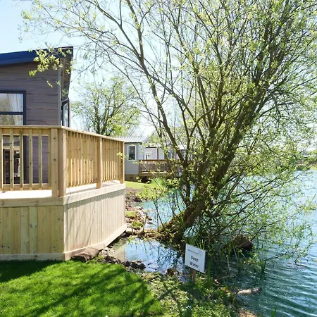 New - Water Lily Luxury Lakeside 马尔顿