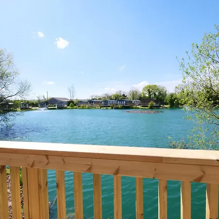 New - Water Lily Luxury Lakeside *