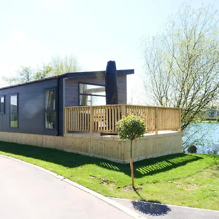New - Water Lily Luxury Lakeside *