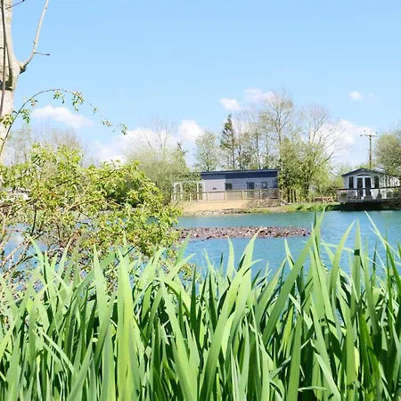 New - Water Lily Luxury Lakeside Holiday home