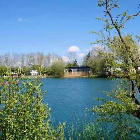 New - Water Lily Luxury Lakeside Holiday home