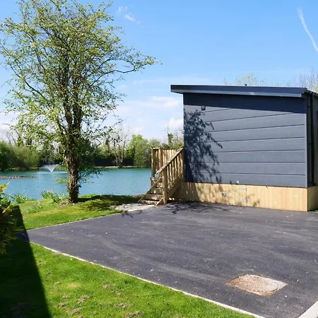 New - Water Lily Luxury Lakeside *