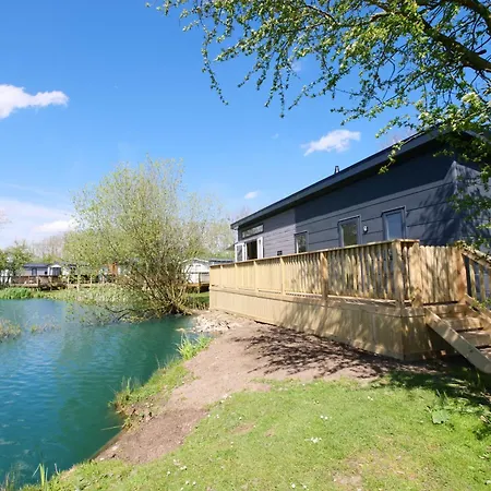 New - Water Lily Luxury Lakeside Holiday home *